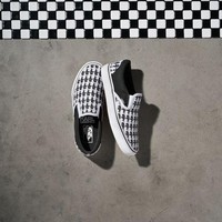 Bagaimana dengan harga? Koleksi ini mulai dijual US$ 40 sampai US$ 300 atau sekitar Rp 533 ribu hingga Rp 4 jutaan. Tertarik? Foto: Dok. Karl Lagerfeld x Vans