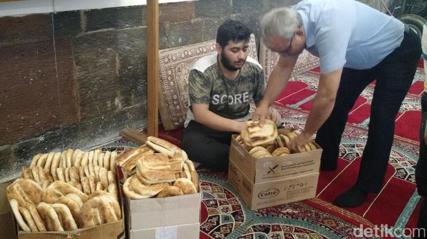 Idul Adha di Blue Mosque, Yerevan, Armenia.