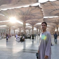 Hamish Daud menunaikan ibadah umroh merupakan bukti pria tampan ini religius.