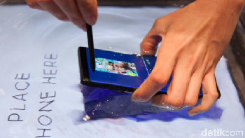 Selain merilis tiga wearable device terbarunya, Samsung juga ikut memamerkan smartphone flagship teranyarnya, Galaxy Note 8. Foto: Getty Images