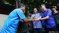Ketua Umum DPP PAN Zulkifli Hasan (kedua kanan) dan Ketua DPW PAN DKI Jakarta Eko Hendro Purnomo (kanan) berjabat tangan dengan panitia kurban di Musholla Al Amin, Duren Sawit, Jakarta Timur, Sabtu (2/9/2017).