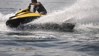 Olahraga air lainnya yang tak kalah menarik buat Hamish adalah jetski. Foto: Instagram @hamishdw