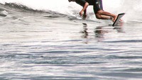 Kebanyakan foto traveling Hamish Daud di Instagram priadabinya, tak jauh dari papan surfing (@hamishdw/Instagram)