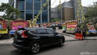 Janur kuning melengkung di depan gedung.