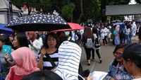 Sinar matahari tak menyurutkan semangat mereka menukar tiket Music Bank in Jakarta 2017.  Foto: Azhry Puspa/ detikHOT