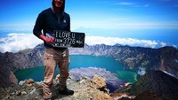 Hamish Daud saja mendaki Gunung Rinjani di Lombok. Jangan mau kalah ya! (@hamishdw/Instagram)