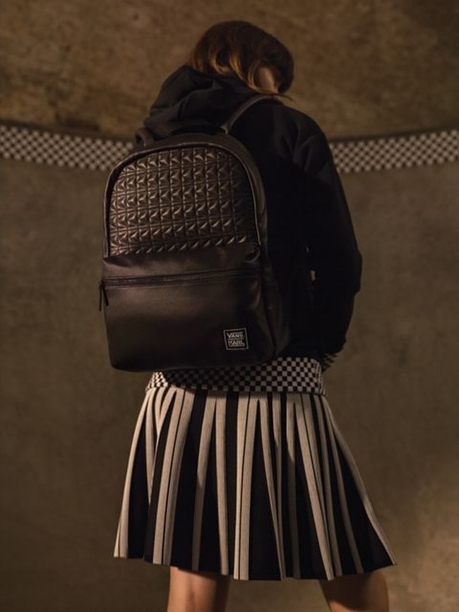 Selain sepatu, kolaborasi Karl Lagerfeld x Vans juga memiliki koleksi T-shirt, jaket bomber sampai tas ransel. Foto: Dok. Karl Lagerfeld x Vans