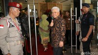 Hatta Rajasa menyapa wartawan sebelum masuk ke ruang akad nikah.
