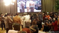 Dilakukan balangan gantal atau prosesi saling lempar sirih