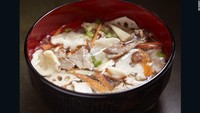 Hitssumi-jiru, sup mie cubit dengan babi ini merupakan comfort food dari Tohoku. Dalam dialek Iwate, kata hitsumi berarti mencubit. Ini menjelaskan bagaimana mie dibuat. 