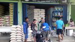 Suasana Pasar Cipinang di Hari Kedua Harga Patokan Beras Berlaku