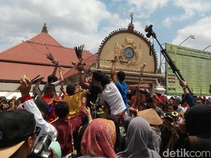Rayahan Gunungan Gerebeg Besar Keraton Yogyakarta