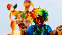 Banyak berbagai pertunjukan yang digelar seperti musik, tarian hingga pesta kostum. Semuanya penuh suka cita! (CNN Travel)