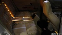 Melirik ke interior, sudah jauh dari kesan Sigra karena bagian jok panel dashboard dan kursi bagian belakang sudah diganti.