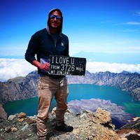 Petualang. Melihat foto-foto di media sosialnya, sudah tidak diragukan lagi Hamish Daud adalah sosok petualang sejati. Dia mampu menaklukan ombak di pantai dan gunung. Bonusnya untuk Raisa, dia pun romantis. Saat menaklukan Gunung Rinjani, Hamish berfoto dengan tulisan ‘I Love U,’ yang seolah ditujukannya untuk Raisa.