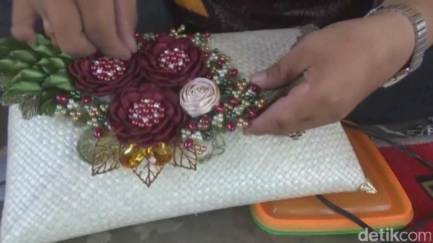Tas Pandan Berhias Kain Perca
