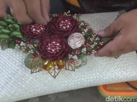 Tas pandan berhias kain perca/