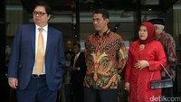 Akad nikah anak Buwas, yakni Nindya Nur Prasasti (Nindy), dan anak Jenderal BG, Mochamad Herviano Widyatama (Vino), di Gedung Bidakara, Jl Gatot Subroto.