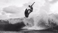 Punya darah Australia, dirinya pun memiliki kemiripan dengan orang-orang Australia pada umumnya. Suka surfing! (@hamishdw/Instagram)