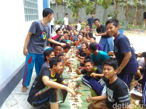 Santri Ponpes Tebuireng nyate bareng/