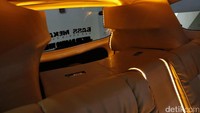 Interior baru tahap satu audio juga masih tahap satu. Saya pakai Venom, ujarnya sambil memperlihatkan bagian belakang mobil yang dipenuhi speaker