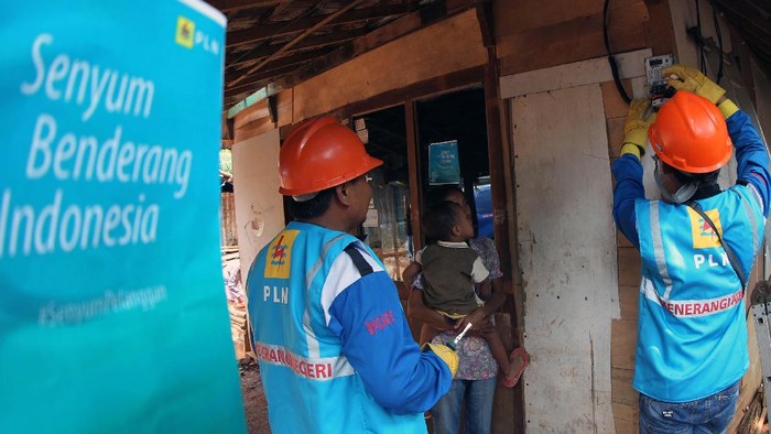 PLN Rayon Jepara Distribusi Jawa Tengah & DIY melakukan penggantian kWh meter tua dan penyambungan listrik gratis untuk keluarga tidak mampu di Jepara.