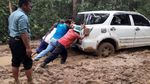 Foto: Perjuangan Terangi Pelosok Kalsel, Tembus Hutan dan Jalan Berlumpur