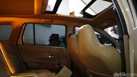 Yang menarik adalah sunroofnya yang asli punya Subaru Legacy. Parts ini menurut Restu harus diimpor dari Malaysia.