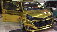 Pencinta Sigra ini tak mau mobilnya standar. Begitu datang ke garasi rumah bulan Februari lalu, Restu langsung memodifikasi mobilnya dengan balutan emas.