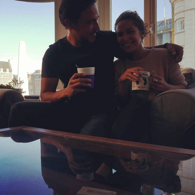 Cinta keluarga. Hamish beberapakali memperlihatkan kedekatannya dengan adiknya di Instagram. Foto ini salah satunya. Morning coffee with my little tour guide @karimabaliii #sister,” tulisnya di keterangan foto.