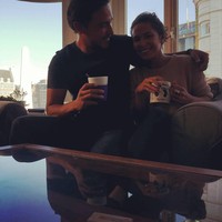 Cinta keluarga. Hamish beberapakali memperlihatkan kedekatannya dengan adiknya di Instagram. Foto ini salah satunya. Morning coffee with my little tour guide @karimabaliii #sister,” tulisnya di keterangan foto.