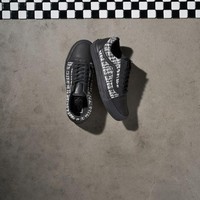 Ada juga sneakers berbahan tweed ala jaket-jaket Chanel. Foto: Dok. Karl Lagerfeld x Vans