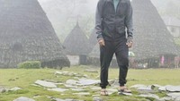 Siapa yang tidak tahu Desa Wae Rebo di Flores, yang dijuluki Desa di Atas Awan? Hamish Daud pun pernah ke sana (@hamishdw/Instagram)