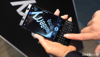BlackBerry pun ikut ambil bagian di ajang ini. Terlihat seorang pengunjung sedang menjajal kamera BlackBerry KeyOne. Foto: Getty Images