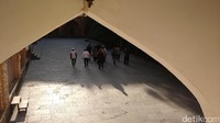 Namun bukan berarti Blue Mosque menutup diri dengan jemaah muslim lainnya. Siapa pun datang dan salat di Blue Mosque. Wisatawan non muslim pun diperbolehkan untuk masuk jika ingin belajar sejarah atau berwisata. (Danu Damarjati/detikcom)