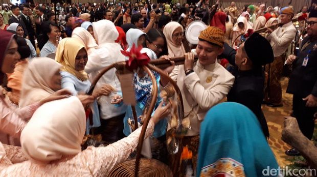 Serunya Bubak Kawah, Tamu Nikahan Anak BG-Buwas Berebut Perabot