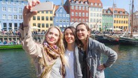 Kemudian kehidupan sosial orang Danish yang dikenal dengan nama Hygge, turut menjadi komponen kebahagiaan. Yang dimaksud Hygge adalah, ketika kamu dapat menikmati hidup dengan sederhana bersama orang-orang yang ada di sekeliling (Thinsktock)