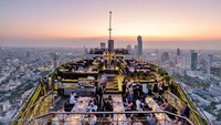 Salah satu rooftop bar terkenal di Bangkok, Moon Bar at Banyan Tree. Dengan pemandangan 360 drajat yang mengarah ke cakrawala dari berbagai arah pemandangan kota Bangkok. Anda bisa menikmati Sabai Thailand campuran dari air soda dan mekhong.