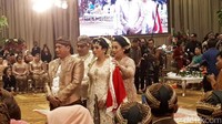 Kedua mempelai didekatkan lalu dikalungkan kain merah dan dibawa ke pelaminan