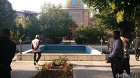 Selepas gerbang, ada taman dilengkapi dengan kolam di tengahnya. Bangunan di pinggirnya adalah museum yang menyimpan barang-barang bersejarah termasuk keramik dan perkakas logam, semuanya khas Persia. Foto: Danu Damarjati-detikcom