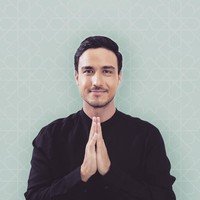 Senyumnya membuat hati wanita meleleh.