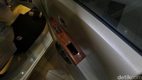 Di bagian pintu pun dibuat lebih mewah dengan penggunaan panel kayu.