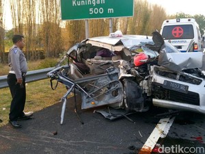 Diduga Sopir Mengantuk, Minibus Tabrak Truk Tronton yang Berhenti