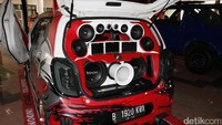 Ada juga kontes khusus mobil Daihatsu dalam Daihatsu Dress Up Challeng yang terbuka untuk semua mobil Daihatsu yang dikeluarkan oleh Astra Daihatsu Motor, alias tidak dibatasi jenis maupun tahun pembuatannya. Nantinya akan dipilih 5 mobil Daihatsu dengan modifikasi terbaik dan paling ekstensif di tiap kota penyelenggaraan IAM 2017. Foto: Dadan Kuswaraharja