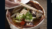 Kaki no dote nabe (hot pot tiram dalam sungai) punya rasa gurih dengan miso yang dioleh di tepian mangkuk. Miso dimasukkan perlahan-lahan ke dalam kuah. Membuat rasa jadi kaya dan lebih kental.