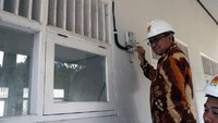 Bupati Tabalong H. Anang Syakhfiani, meresmikan listrik di Desa Sialing. (Dok. PLN Kalselteng)