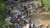 Akhirnya pada Sabtu, 2 September 2017, 700 orang bergerak membersihkan sampah di Sungai Bogowonto. Mereka terdiri dari TNI, Polri, BPBD, SAR dan komunitas (Uje/detikcom)