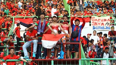 Ribuan Penonton Ramaikan Stadion Patriot Candrabhaga