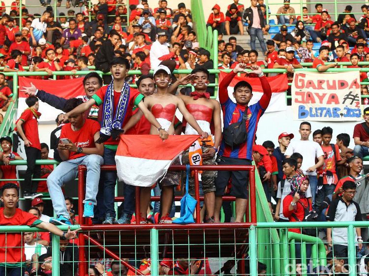 Ribuan Penonton Ramaikan Stadion Patriot Candrabhaga