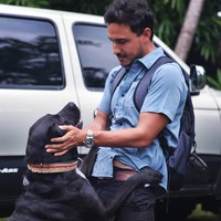 Hamish Daud juga termasuk pria penyayang binatang. Lihat saja kedekatannya dengan anjing kesayangannya, Bronco, ini.